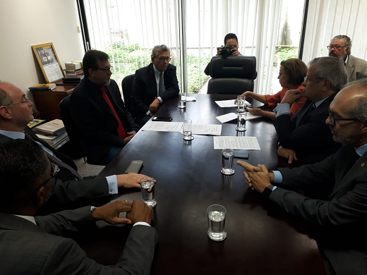 Após dias de negociação, a emenda foi retirada do texto e o problema foi resolvido. O deputado federal reeleito, e ex-prefeito de Camaçari, Luiz Caetano (PT), participou de toda a negociação, junto com outros integrantes da bancada baiana (Foto: Divulgação) Após dias de negociação, a emenda foi retirada do texto e o problema foi resolvido. O deputado federal reeleito, e ex-prefeito de Camaçari, Luiz Caetano (PT), participou de toda a negociação, junto com outros integrantes da bancada baiana (Foto: Divulgação)